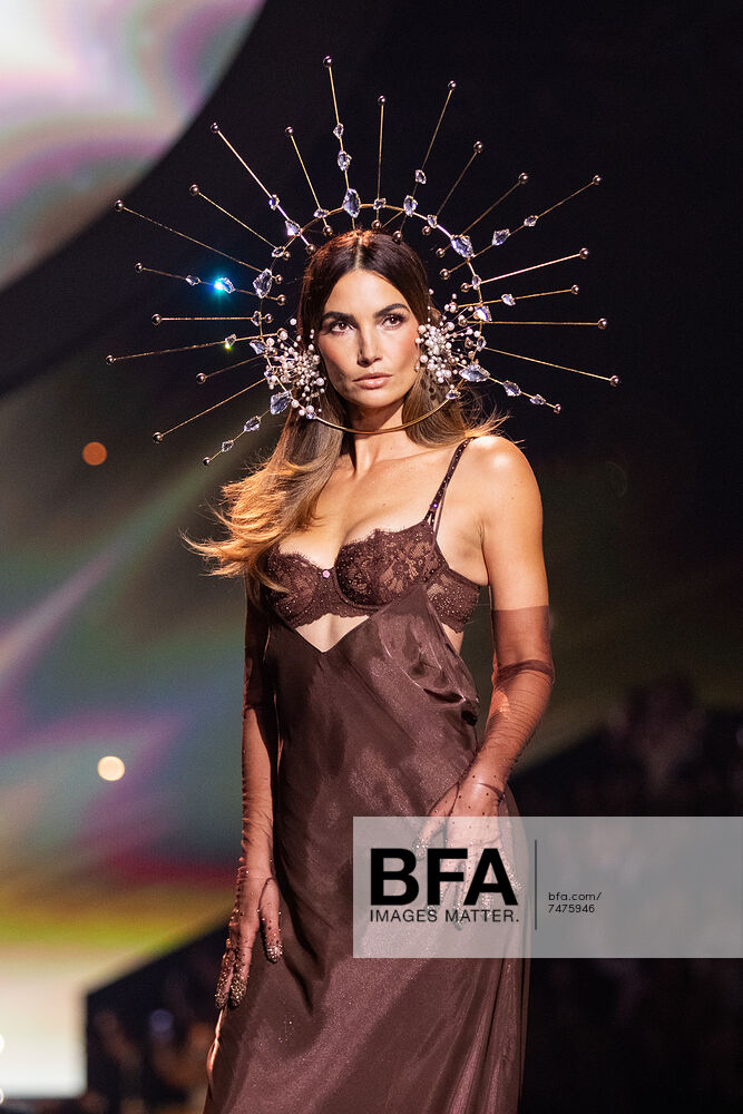 LILY 〜Free fashion Lily Aldridge at The 2025 Victoria's Secret Fashion Show / id